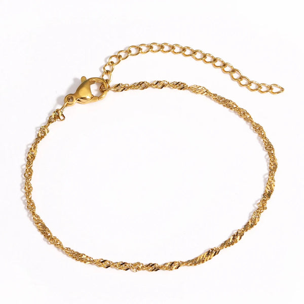 Bracelet maillons en acier inoxydable plaqué or sur fond blanc.