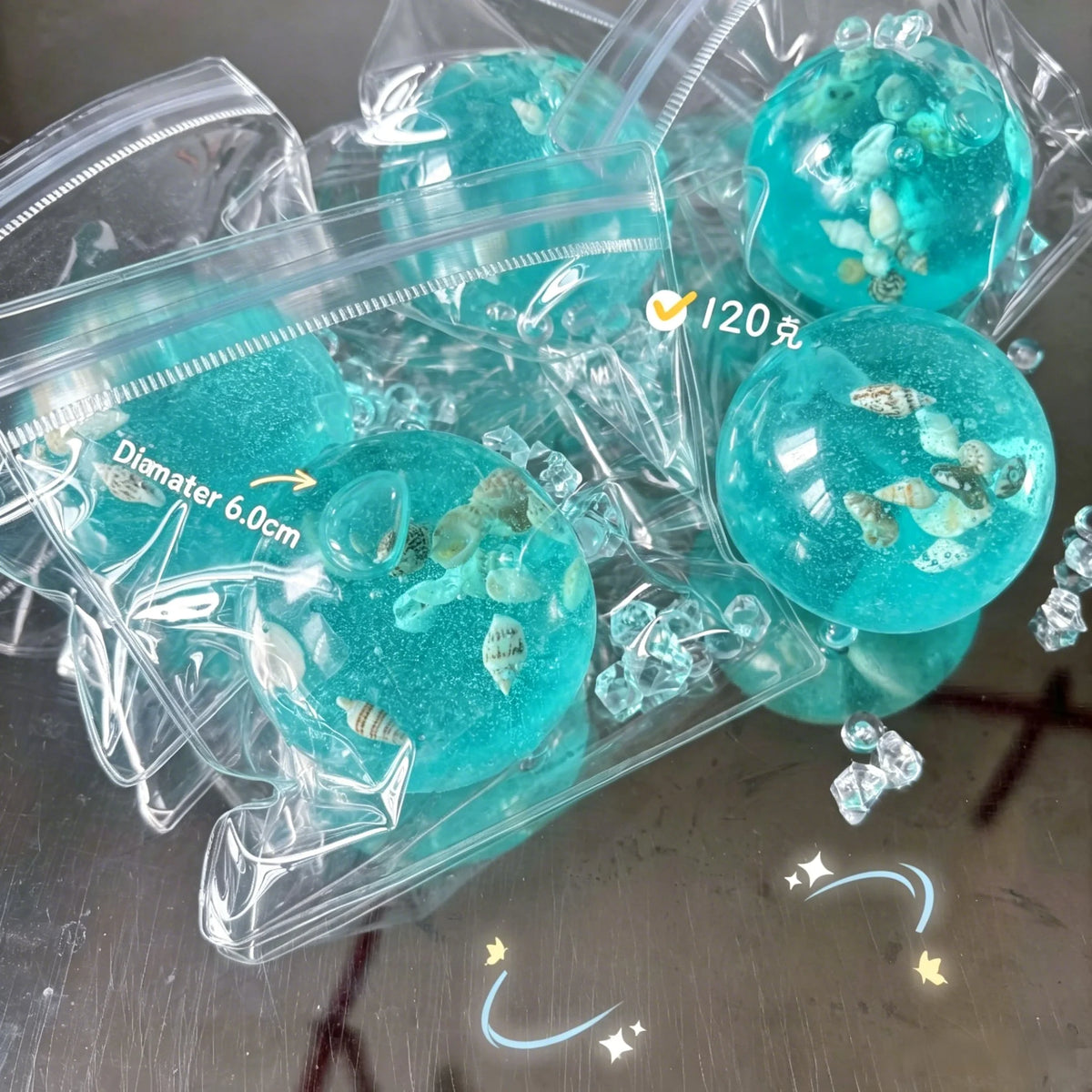 Durchsichtiger Plastikbeutel mit blaugreenen, wassernahen Stressbällen mit sichtbarem Meeresleben.