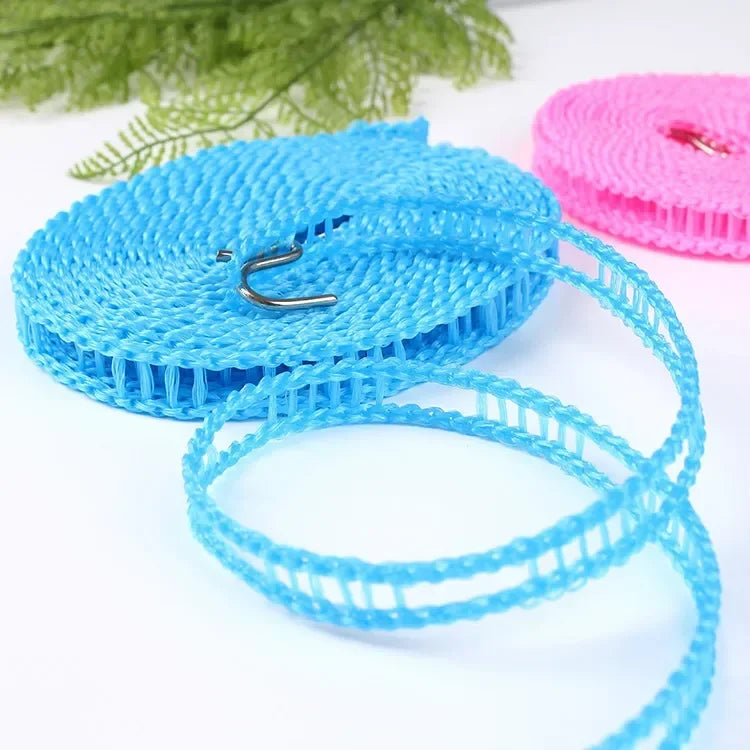Línea de ropa de nylon azul y resistente con pinzas de metal y línea rosa sobre fondo blanco