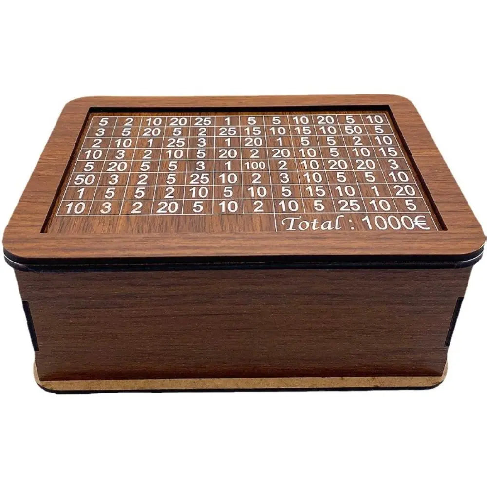 Une tirelire en bois avec une grille de compartiments numérotés pour l'épargne