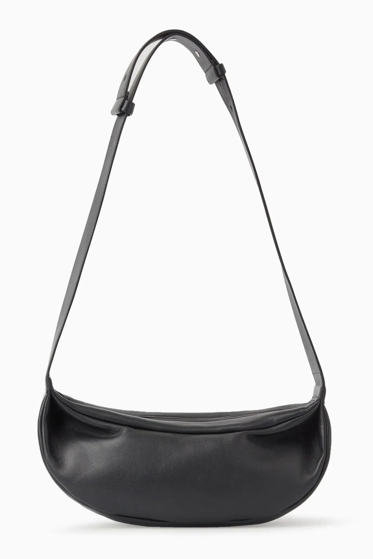 Schwarze, echte Leder-Crossbody-Tasche mit langer Tragegurt gegen weißen Hintergrund.