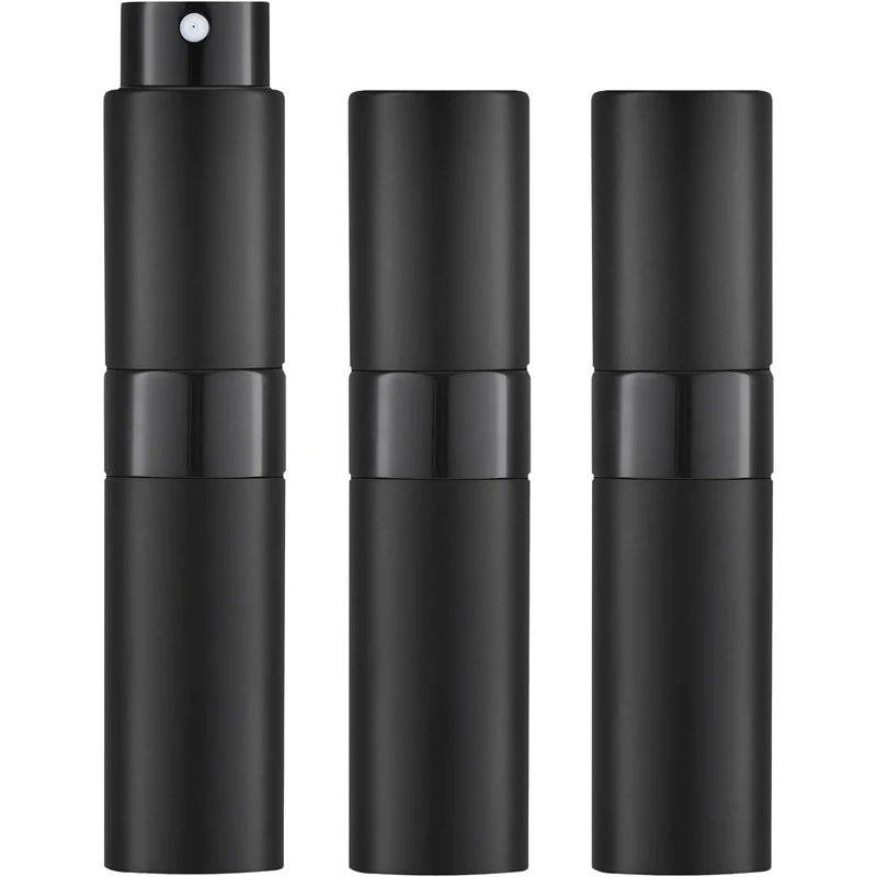 Un juego de tres atomizadores de perfume negros de viaje, en posición vertical.