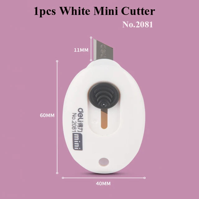 Un mini cutter blanc avec un cap protecteur est montré sur un fond rose.