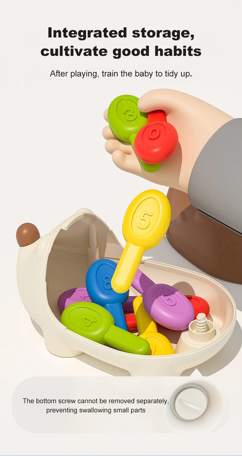 Eine Hand benutzt ein grün-rotes sensorisches Spielzeug mit farbigen Teilen in einem weißen Aufbewahrungsbehälter.