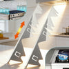 Zwei Edelstahl-Herdabdeckungen im Detail, die ihr Design und Installationswinkel zeigen.
