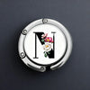 Silberne personalisierte Briefhaken mit eingraviertem Initial N und floralem Design.