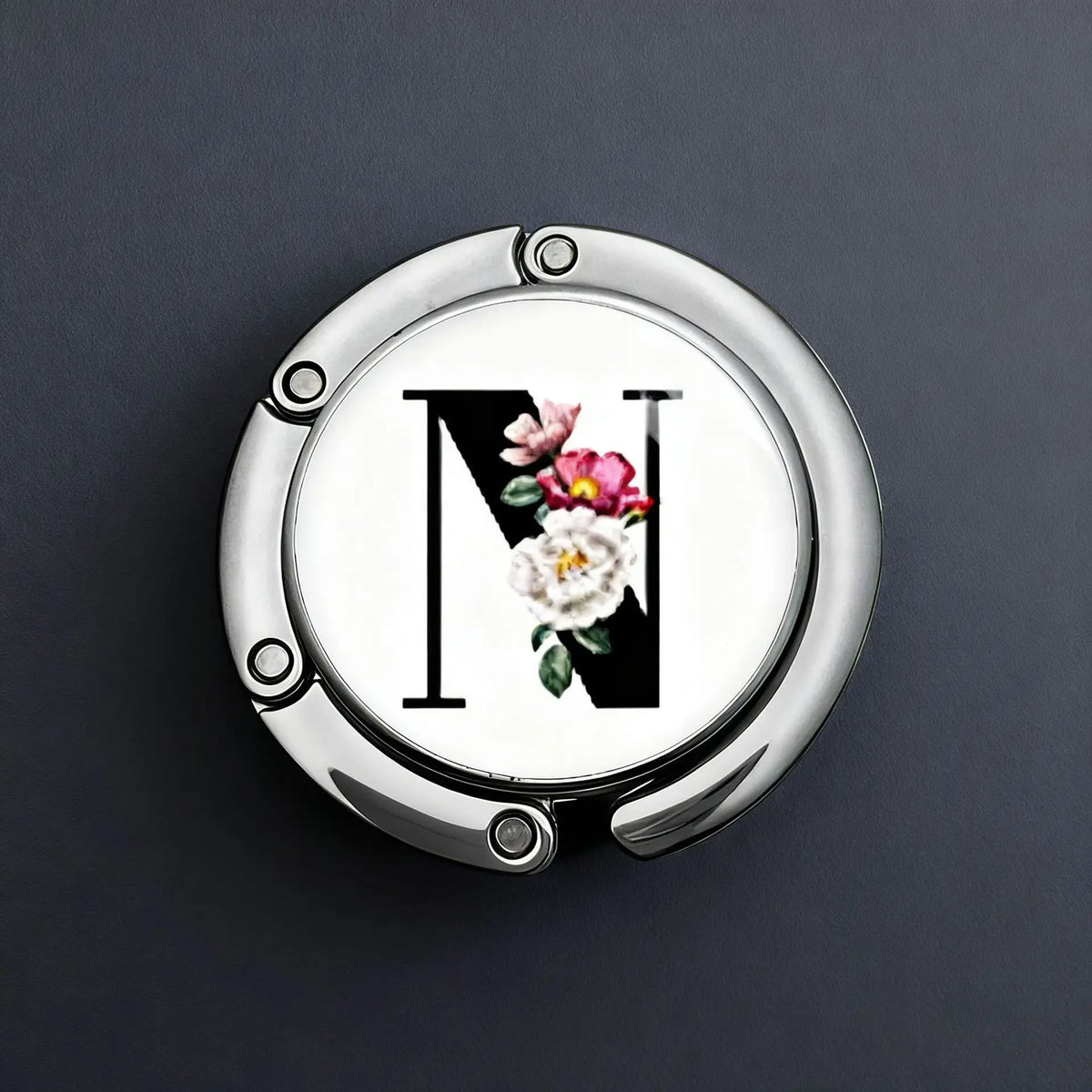 Silberne personalisierte Briefhaken mit eingraviertem Initial N und floralem Design.
