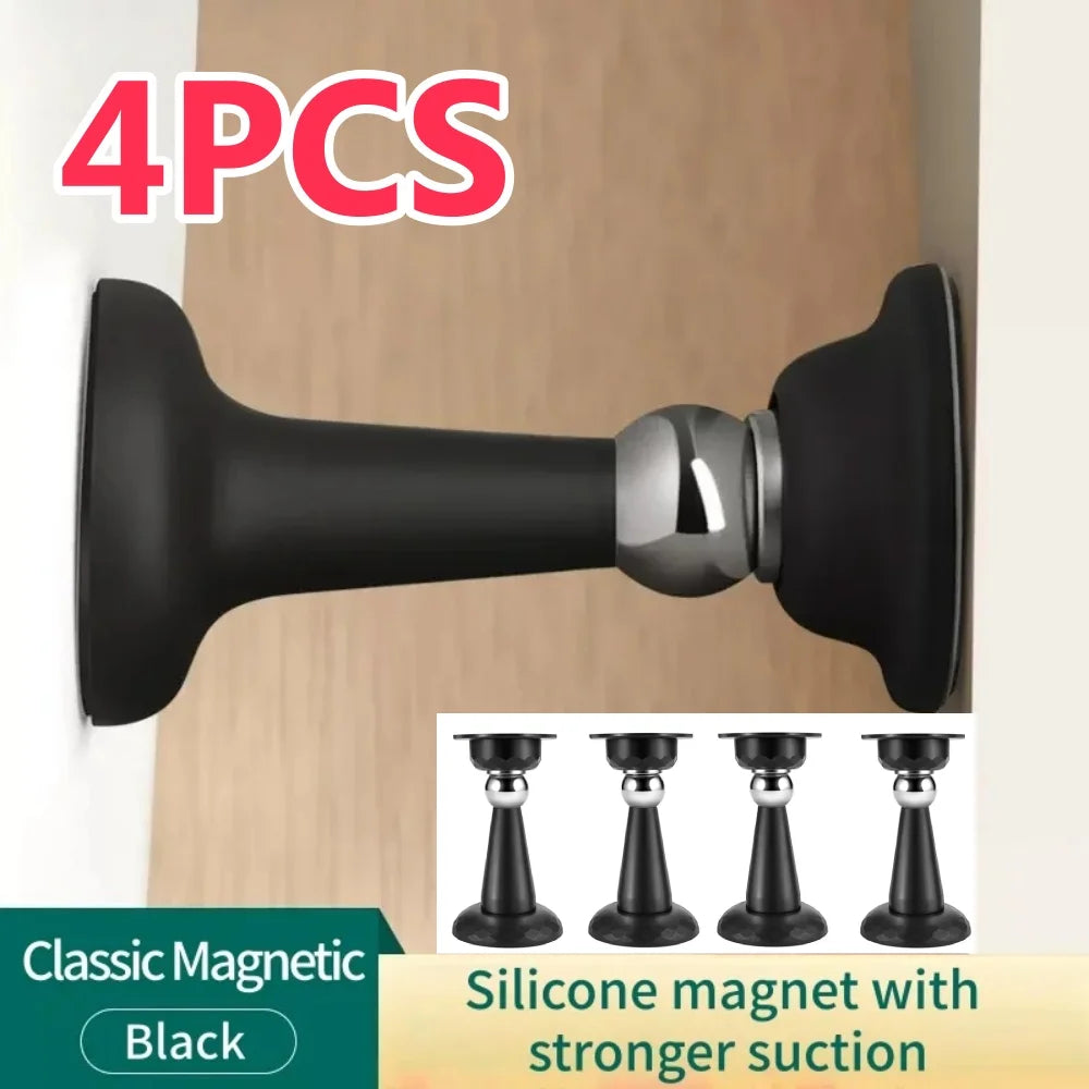 Quatre bloqueurs de porte en silicone magnétique noirs installés sur une surface en bois clair.