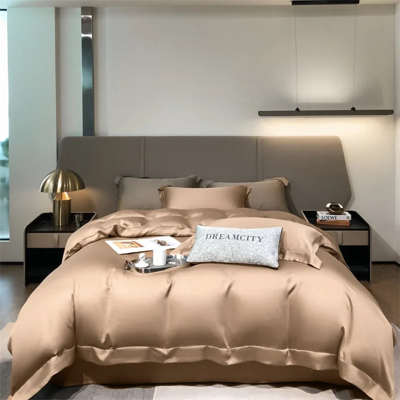Luxuriöses beige Bambus-Bettwäscheset auf modernem Bett in neutralen Tönen.