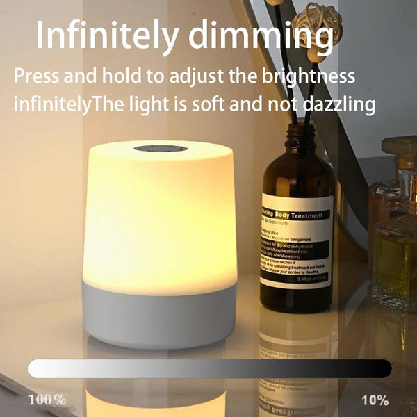 Eine weiße wiederaufladbare Touch-Nachtlampe neben einer Flasche Körperpflege.
