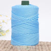 Spule himmelblauer 3mm Eiskord-Crochetgarn für DIY-Bastelarbeiten auf einem Gewebemat.