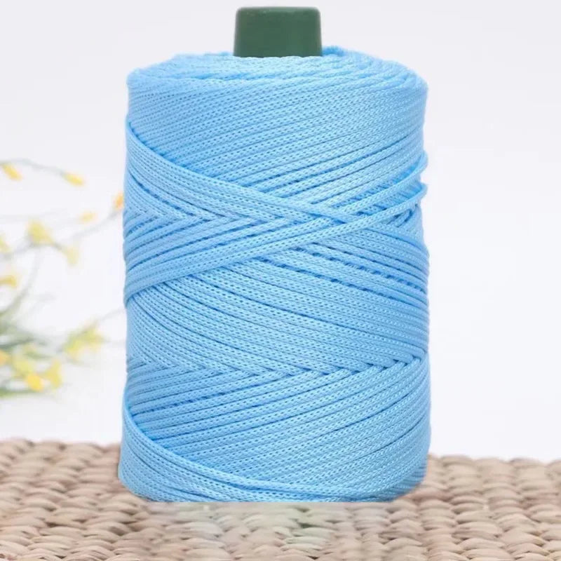 Spule himmelblauer 3mm Eiskord-Crochetgarn für DIY-Bastelarbeiten auf einem Gewebemat.