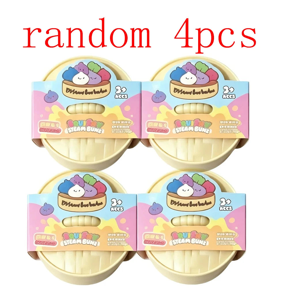 Vier Pakete zufälliger Squishy-Dumpling-Sensorikspielzeug in rosa und gelber Verpackung