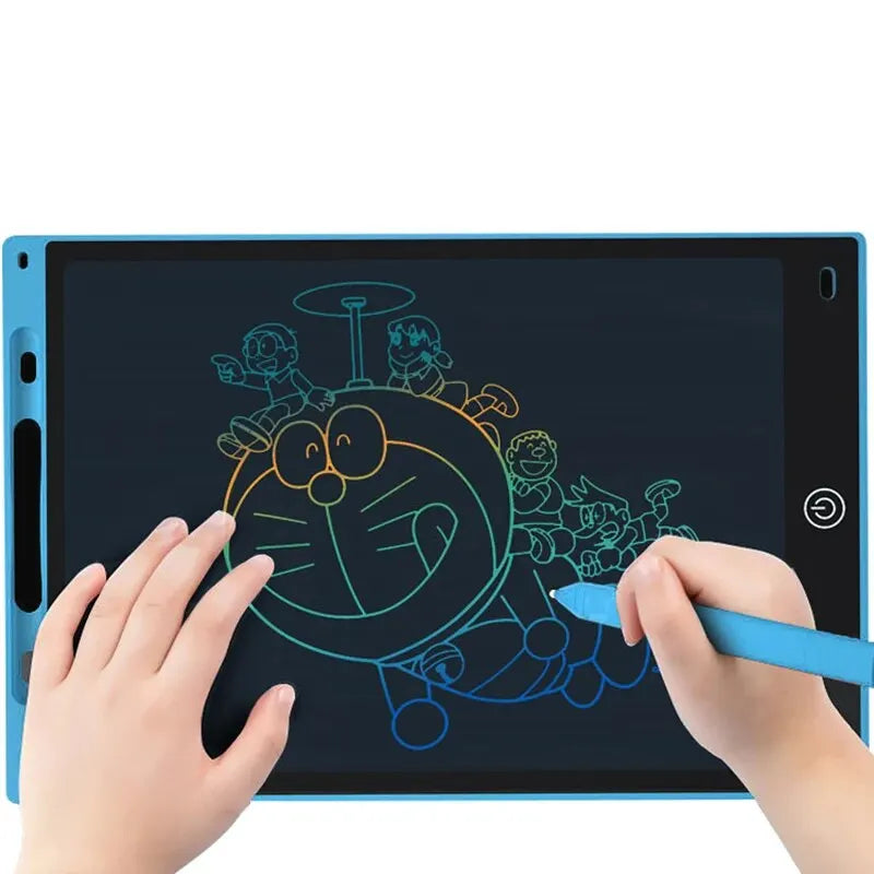 Eine Hand hält einen blauen Stift, der eine farbenfrohe Umrandung auf einem verstellbaren LCD-Zeichentablet für Kinder zeichn