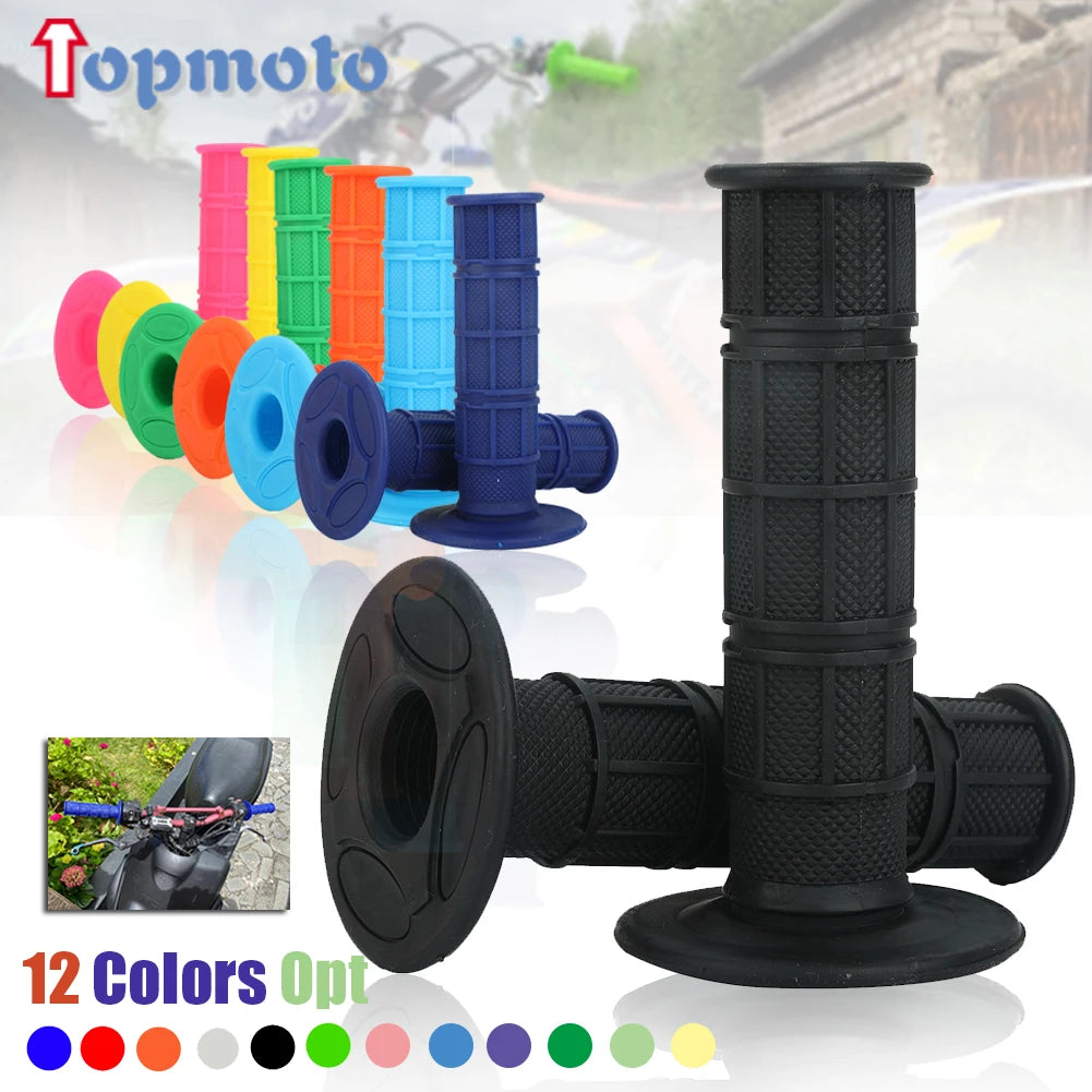 Diverses poignées de guidon en silicone colorées et une poignée noire dans un contexte de vélo tout-terrain.