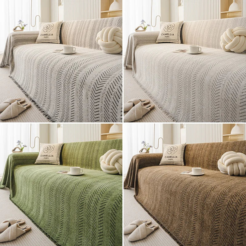 Drei Variationen eleganter Sofabezüge mit Fischgrätenmustern in Beige, Olivgrün und Braun.
