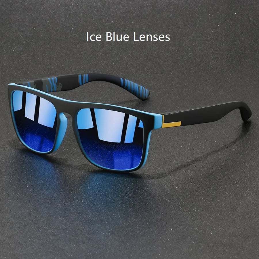 Gafas cuadradas vintage azul hielo con montura negra sobre una superficie oscura