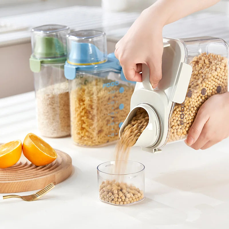 Eine Hand gießt Vollkorn aus einem luftdichten Müslidispenser in ein Glasgefäß.