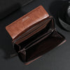 Portefeuille à fermeture éclair en cuir marron pour homme, ouvert montrant l'intérieur et l'extérieur.