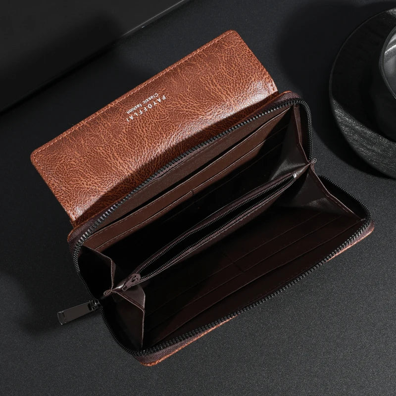 Portefeuille à fermeture éclair en cuir marron pour homme, ouvert montrant l'intérieur et l'extérieur.