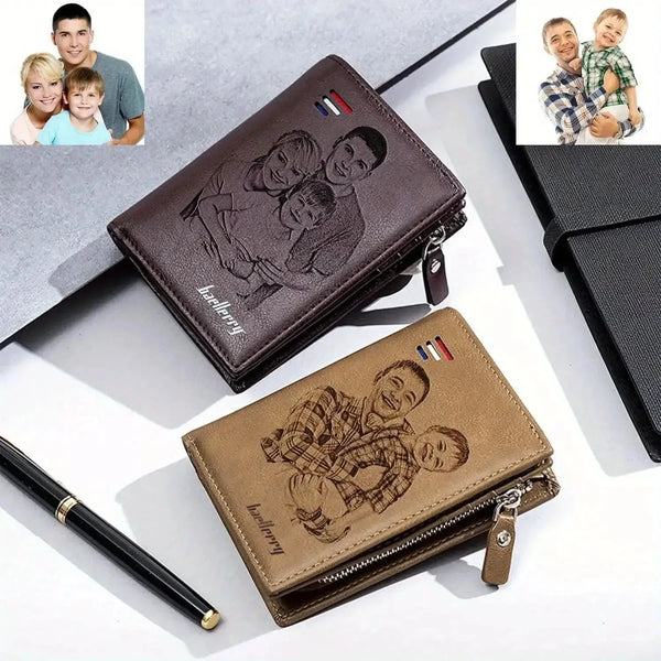 Cartera de cuero marrón con grabado de una familia, junto a un bolígrafo y un retrato de un hombre.
