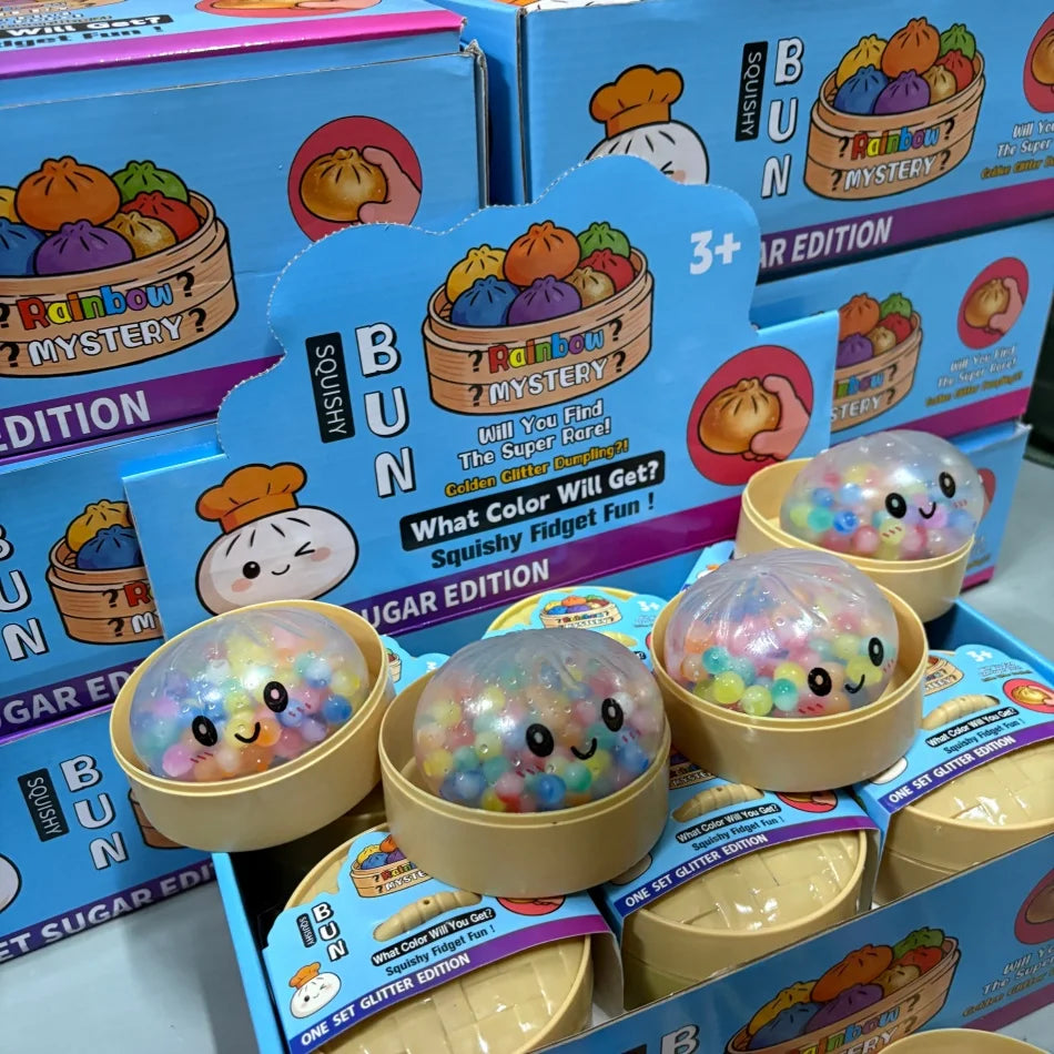 Eine Sammlung von Regenbogenperlen-Dumpling Squishy Fidget Toys in verschiedenen Verpackungen und Editionen.