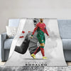 Fußballspieler in rostem Trikot und grünen Shorts auf einem Überwurf.