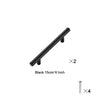 Zwei schwarze 15 cm oder 6 Zoll Schrankgriffe und vier Schrauben sind zu sehen.
