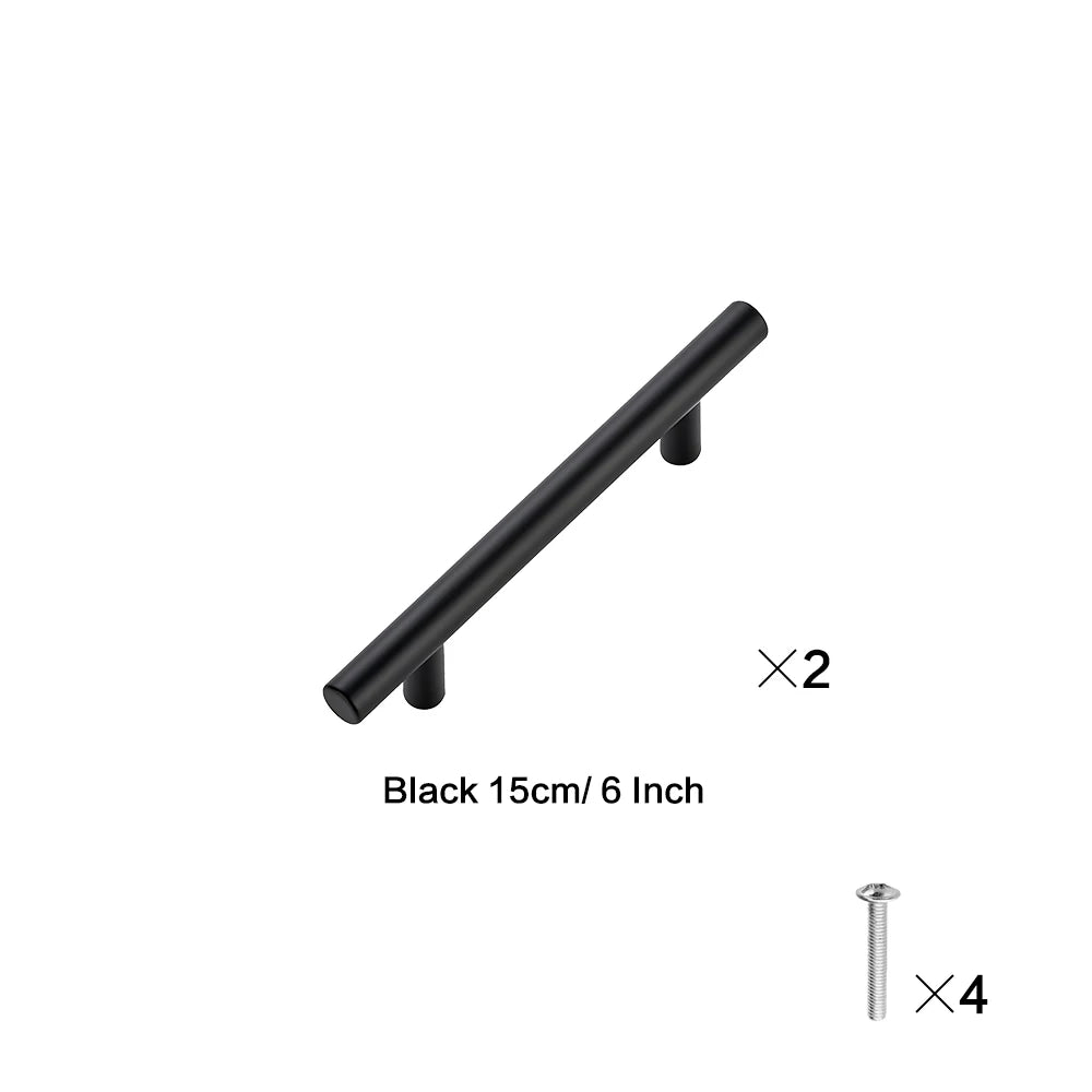 Zwei schwarze 15 cm oder 6 Zoll Schrankgriffe und vier Schrauben sind zu sehen.