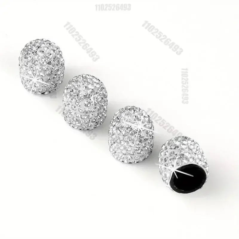 Ein Set klarer Kristalldiamant-Radventilkappen für Reifen.
