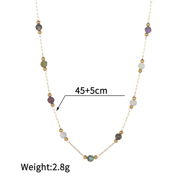 Collar delicado de cadena dorada con cuentas de piedras naturales en tonos morado, verde y blanco.
