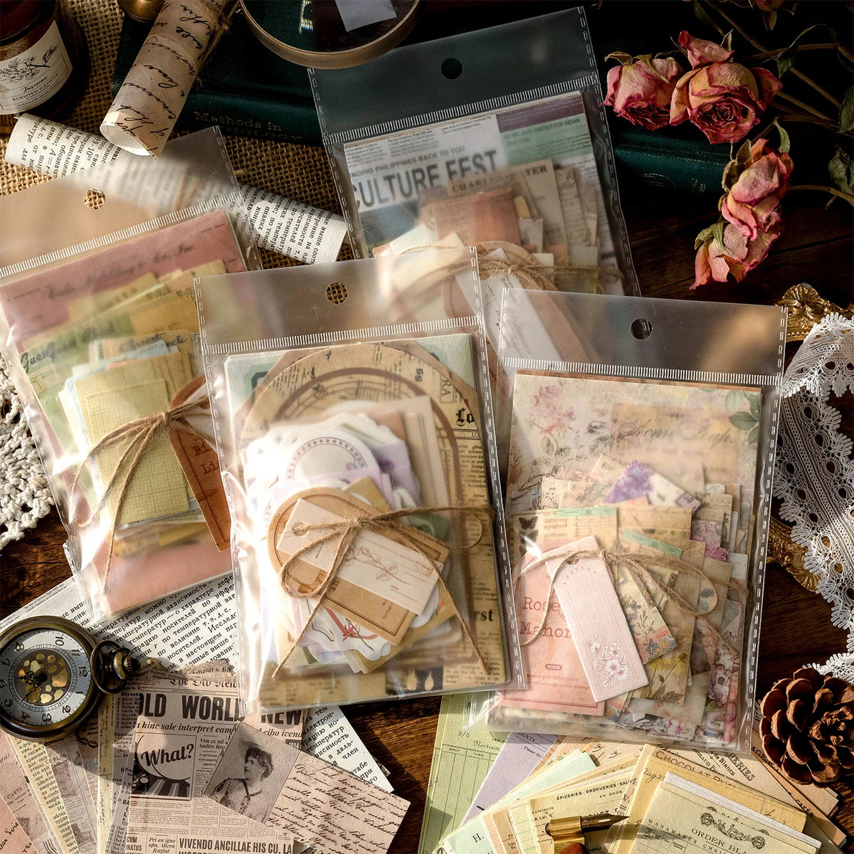 Collection de papiers et d'éphemeres vintage, incluant des papiers vieillis, des rubans et des éléments floraux.