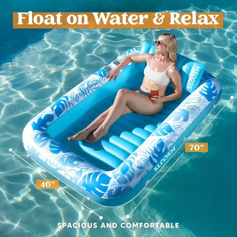Eine Frau entspannt auf einer blauen aufblasbaren Rettungsboje im klaren Wasser, die geräumiges und komfortables Design demon
