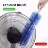 Eine Hand benutzt eine blaue Staubbürste, um die Blätter einer Deckenventilator zu reinigen.