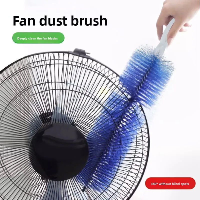Eine Hand benutzt eine blaue Staubbürste, um die Blätter einer Deckenventilator zu reinigen.
