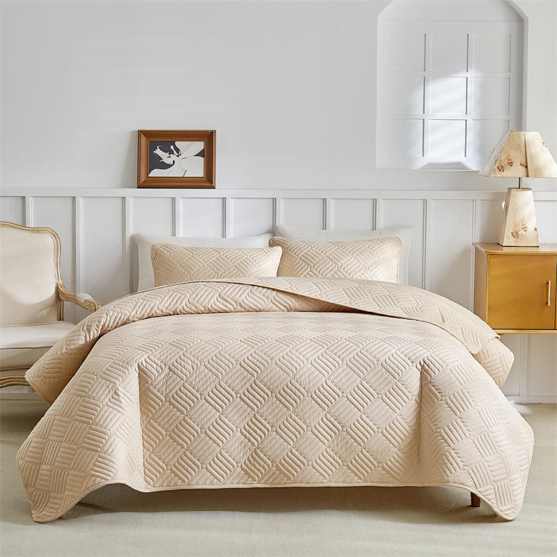 Lightweight All-Season Quilted Bedding Set with Pillow Shams