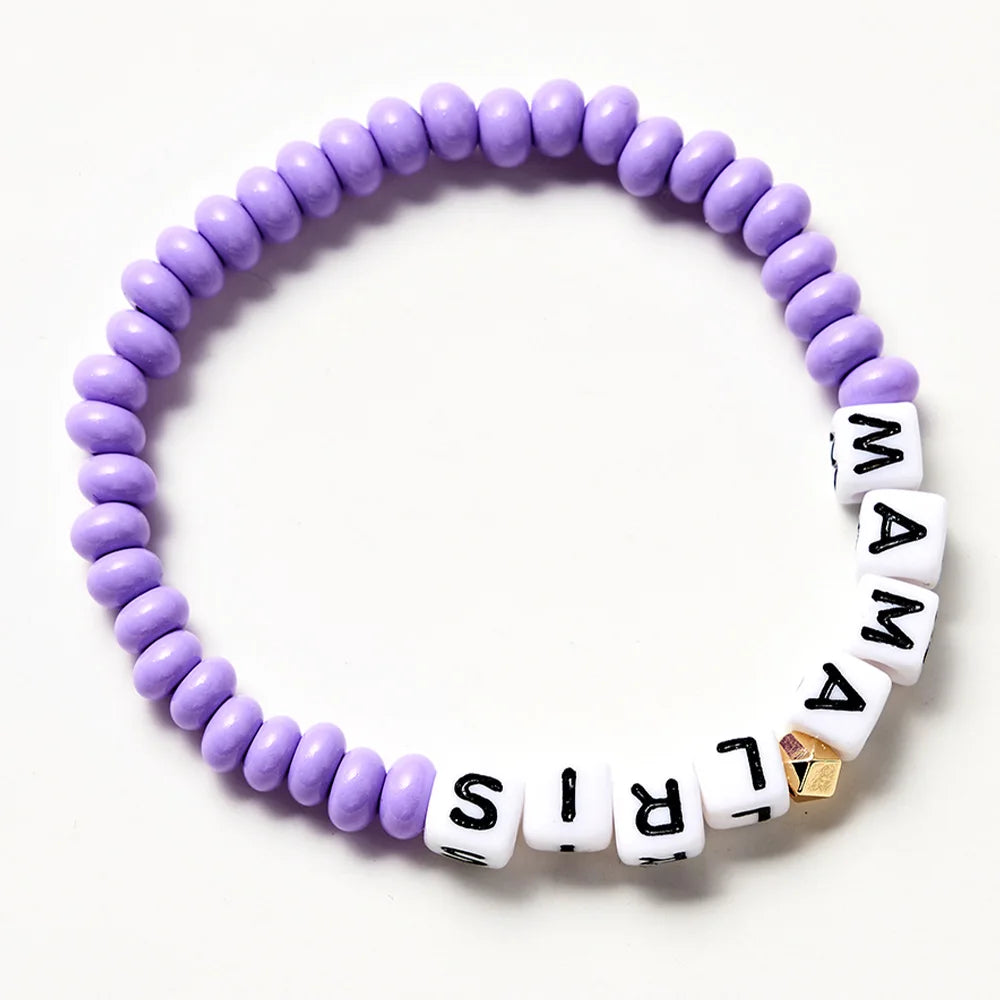Pulsera de cuentas abacus morada con letras blancas que deletrean MARIS