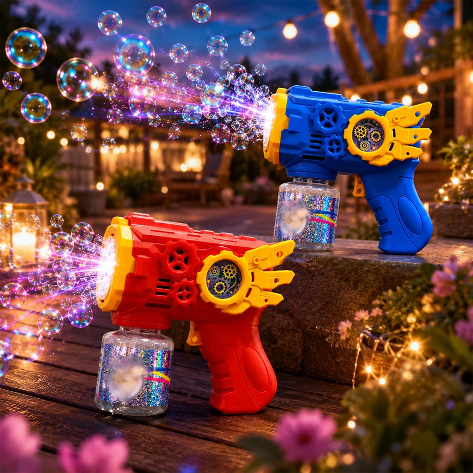Zwei automatische Seifenblasenpistolen, eine blau und eine rot, blasen ab bei Dämmerung im Freien.