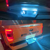 Rückansicht eines F-150 Trucks mit beleuchteten LED-Kennzeichenleuchten.