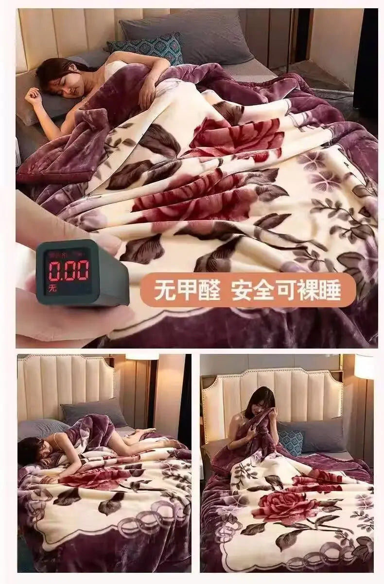 Eine Frau entspannt sich unter einer flauschigen Decke mit rotem Rosenmuster auf einem Bett.