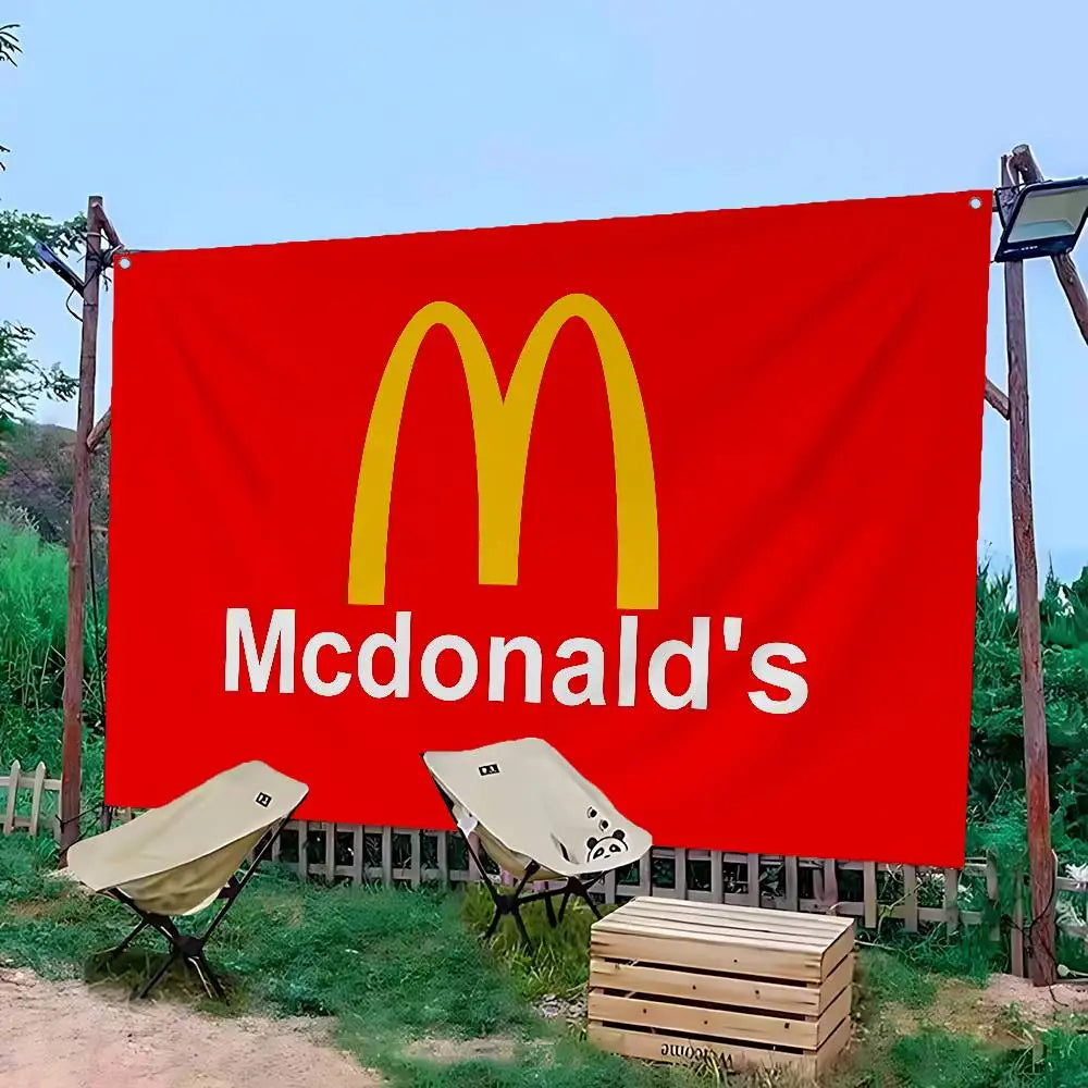 Grande bannière rouge avec le logo des arches dorées de McDonald's et le nom de la marque en texte blanc, installée à l'extér
