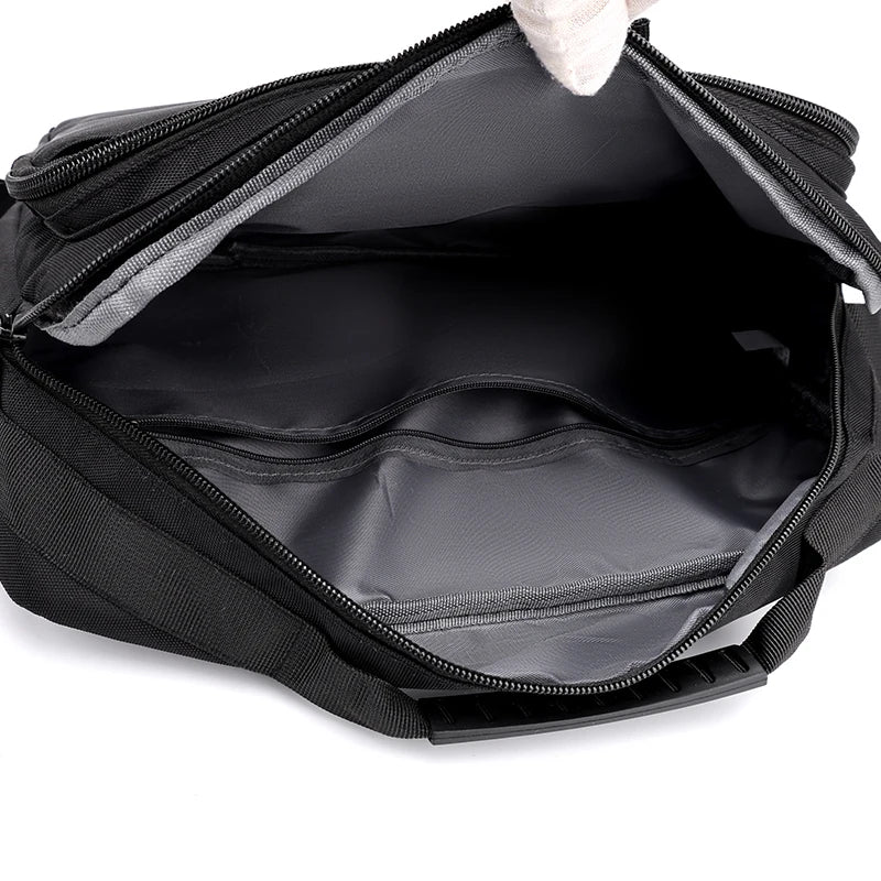 Schwarzes wasserdichtes Herren-Business-Etui geöffnet, zeigt den Innenraum