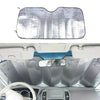 Silberner universeller Sonnenvisier für das Auto, montiert im Innenraum, zeigt Passform und Funktion.