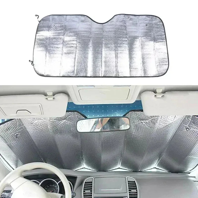 Silberner universeller Sonnenvisier für das Auto, montiert im Innenraum, zeigt Passform und Funktion.