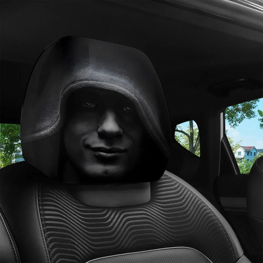 Eine Person mit schwarzer Kapuze ist im Fahrersitz eines Autos zu sehen.