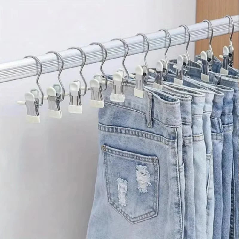 Edelstahl-Multifunktionshaken halten Jeans auf einem Kleiderständer