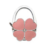 Silberner Handtaschenhaken mit einem rosa Vierblättrigen Klöversmotiv.