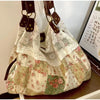 Sac à l'épaule patchwork floral bohème avec dentelle blanche et tissus à motifs roses, verts et crèmes.