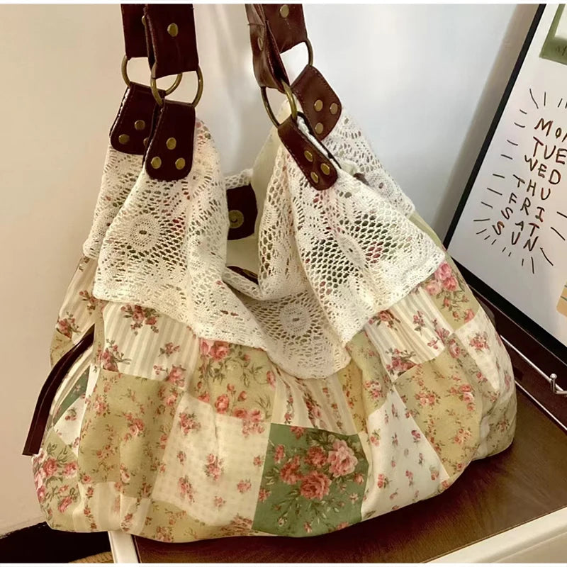 Sac à l'épaule patchwork floral bohème avec dentelle blanche et tissus à motifs roses, verts et crèmes.