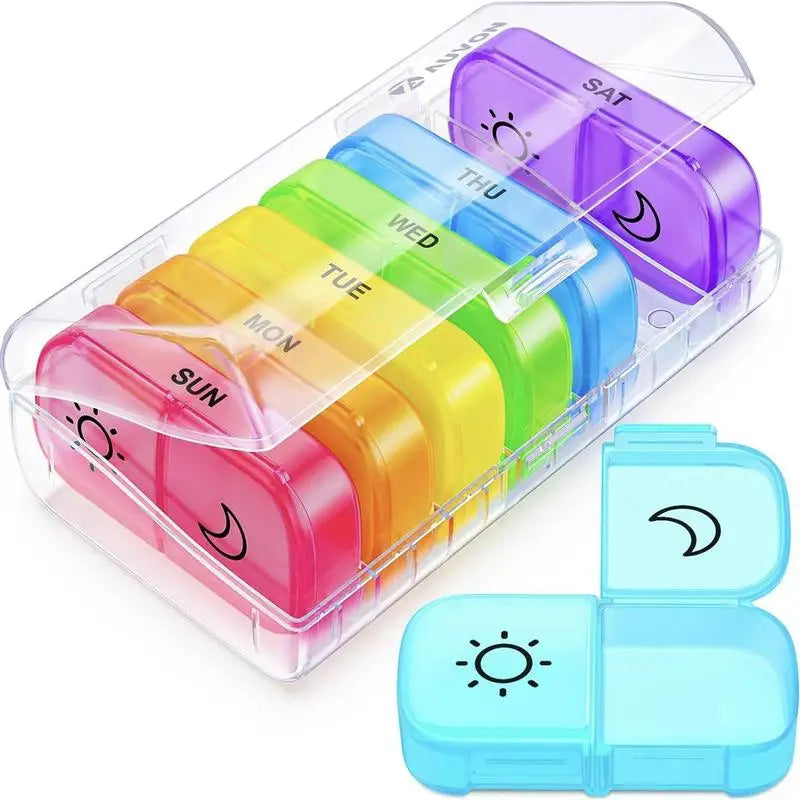 Klarer Plastik-Wochenpillenorganizer mit farbigen Klappdeckeln für Montag bis Sonntag.